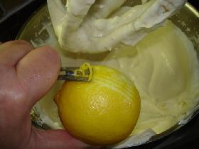 un peu de zeste de citron ( bien laver le fruit avant utilisation )